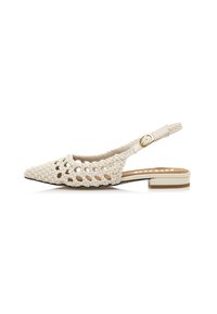 Zapato de slingback blanco tejido con punta afilada, que presenta una parte superior texturizada, un tacón plano y una pequeña correa ajustable.