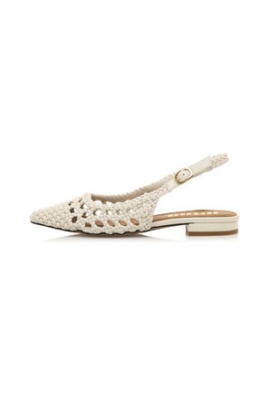 Chaussure slingback tissée blanche à bout pointu, présentant un dessus texturé, un talon plat et une petite sangle réglable.