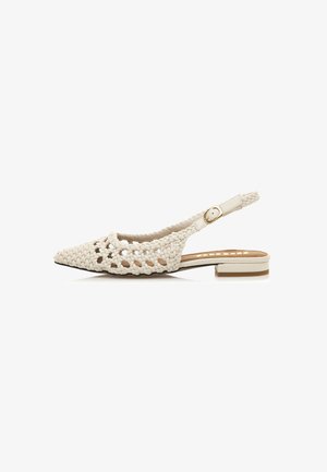 Chaussure slingback tissée blanche à bout pointu, présentant un dessus texturé, un talon plat et une petite sangle réglable.