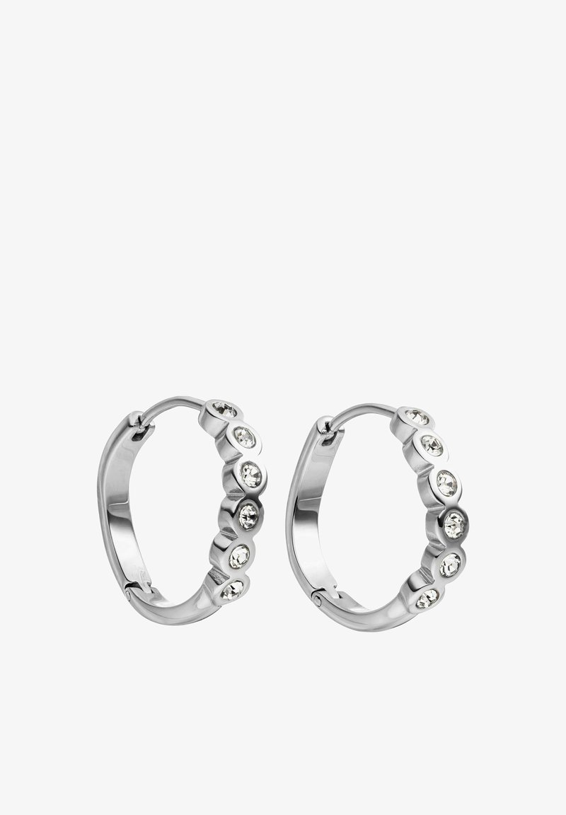 Silberne Creolen mit wellenförmigem Design, ausgestattet mit sechs klaren Edelsteinen, die auf einer Seite eingearbeitet sind, mit glatter, polierter Oberfläche.