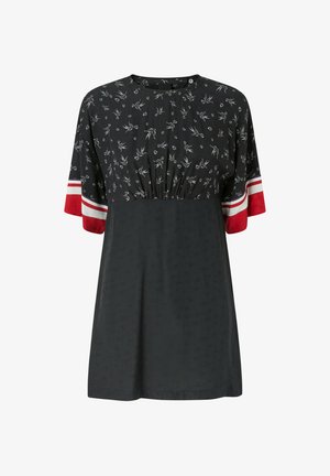 Crna haljina s cvjetnim uzorkom na tijelu, kratki crveni rukavi s bijelim prugama, nabrani struk i glatka tekstura.