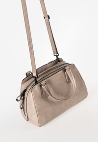 Borsa a tracolla in pelle beige con doppi manici superiori e tracolla rimovibile. Presenta due scomparti con cerniera e cuciture a contrasto nere.