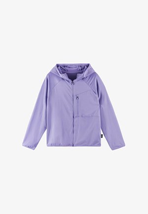 Jasnofioletowa kurtka z kapturem, z pełnym zamkiem błyskawicznym z przodu i kieszenią na piersi na zamek, pokazana rozłożona na białym tle.