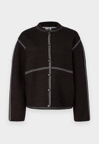 Zwarte gebreide jas met een ronde kraag, voorzien van witte stiksels langs de naden en vijf zwarte knopen aan de voorkant. Lange mouwen zijn inbegrepen.
