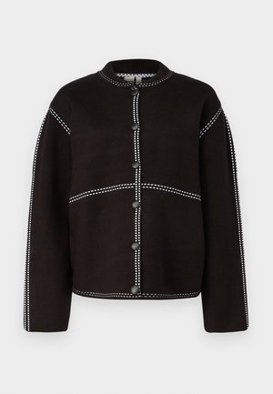 Zwarte gebreide jas met een ronde kraag, voorzien van witte stiksels langs de naden en vijf zwarte knopen aan de voorkant. Lange mouwen zijn inbegrepen.