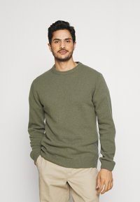 Casual Friday - CFKARL CREW NECK BOUNTY KNIT - Trui - olivine melange Miniatuurafbeelding 1