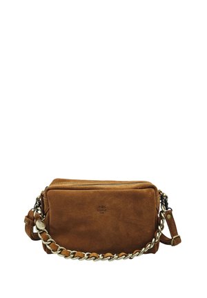 Sac bandoulière en daim marron avec poche zippée devant, chaîne dorée et bandoulière en cuir, et petite étiquette ronde avec logo sur le côté.