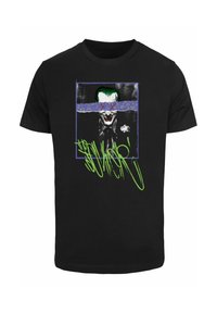 Sort bomuld t-shirt med en grafik af en karakter med grønt hår og hvidt ansigt, omkranset af lilla, med grønt graffiti-tekst.