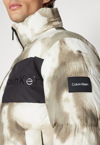 Calvin Klein CRINKLE JACKET - Zimní bunda - camo