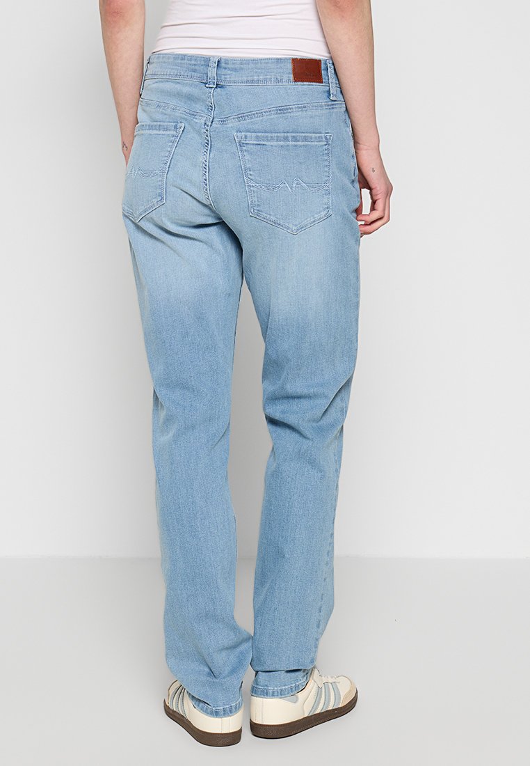 Hellblaue Jeans aus Denim mit geradem Schnitt, zwei Gesäßtaschen mit dekorativer Stickerei und einem braunen Lederpatch am Bund.