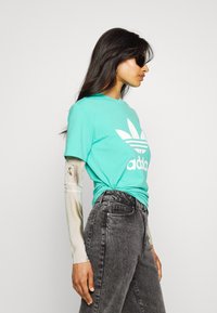 adidas Originals TREFOIL TEE - Apdrukāts T-krekls - semi mint rush