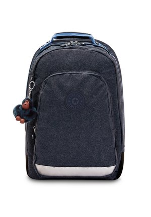 Sac à dos bleu marine avec une finition texturée, doté d'un logo rond, d'une poche avant et d'un porte-clés en forme de singe pelucheux attaché. Accent argenté en bas.