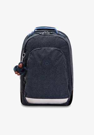 Dunkelblauer Rucksack mit strukturiertem Finish, ausgestattet mit einem runden Logo, einer Fronttasche und einem flauschigen Affen-Schlüsselanhänger. Silberner Akzent am Boden.