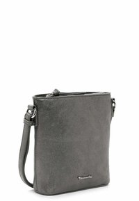 Šedá crossbody taška z umělé kůže obdélníkového tvaru, se zipem a nastavitelným popruhem; na přední straně se nachází malé stříbrné logo.