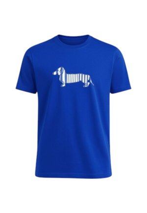 Maglietta azzurra a maniche corte con grafica di un bassotto bianco con strisce verticali lungo il corpo, posizionata sul petto.