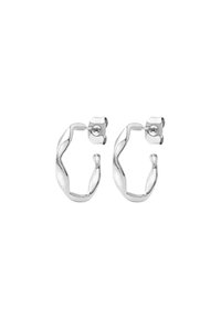 Orecchini a cerchio intrecciati in argento con una superficie liscia e riflettente e un sicuro sistema di chiusura a perno. La forma arrotondata esalta il loro aspetto moderno.