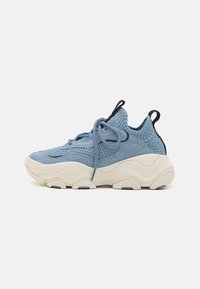 - Sneakersy niskie