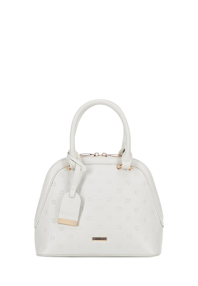 Witte leren handtas met afgeronde vorm, gestructureerd oppervlak, gouden hardware, dubbele handvatten en een verwijderbaar label.