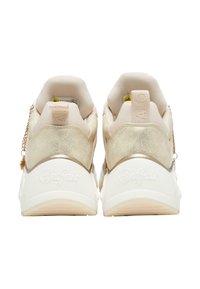 Les baskets Buffalo présentent une tige rose pâle avec une section au talon en or métallisé, des accents texturés et une semelle blanche épaisse. Détail chaîne sur le côté.