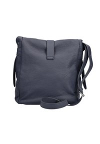 Bolso cruzado de cuero texturizado azul marino con correa ajustable, cierre de solapa y diseño minimalista sobre fondo blanco.
