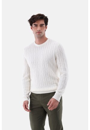 Weißer Strickpullover mit einem Blattmuster, Rundhalsausschnitt und gerippten Bündchen, kombiniert mit olivgrünen Hosen. Strukturierten Stoff, lässiges Design.