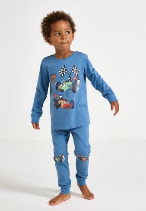 Pigiama in cotone blu con una grafica di auto da corsa e bandiere a scacchi sulla parte superiore, abbinato a pantaloni e toppe sulle ginocchia.