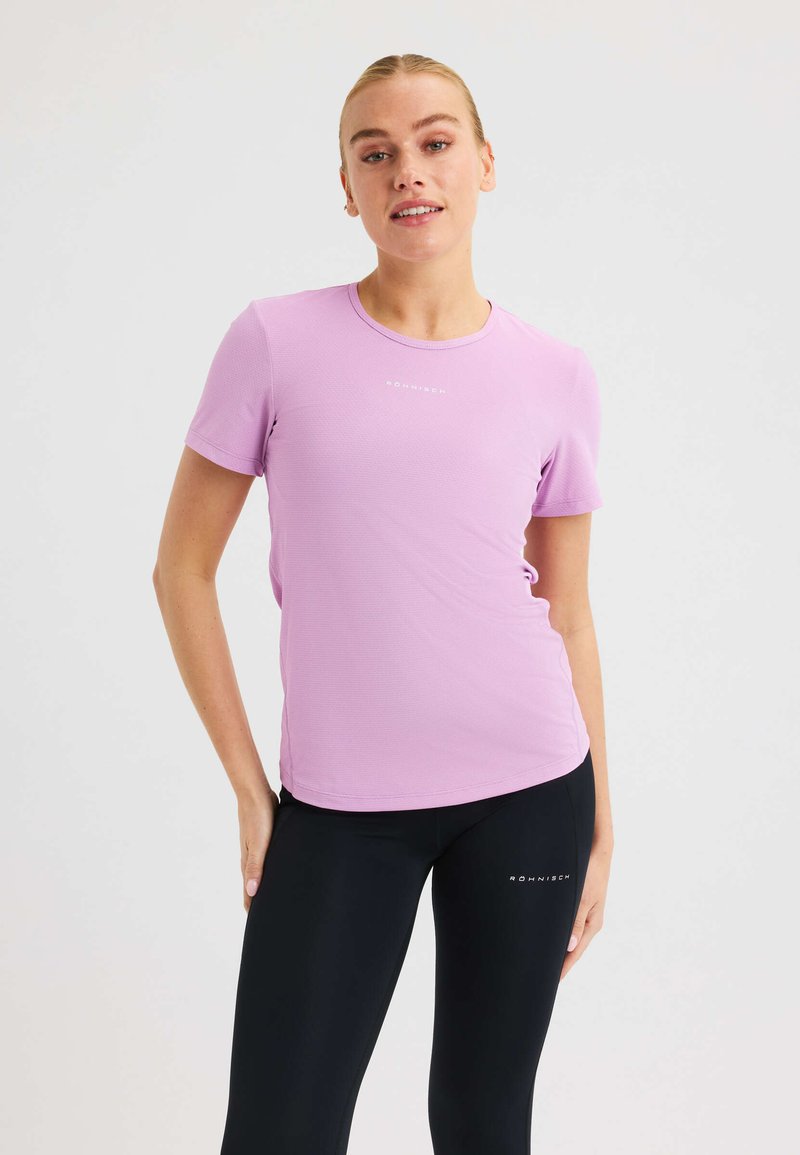 Ljuslila kortärmad träningsskjorta med rund halsringning och textilstruktur, som matchas med svarta tights med logodetalj.
