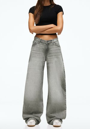 Bershka, HIGH-WAIST BARREL JEANS - Široké nohavice - grey