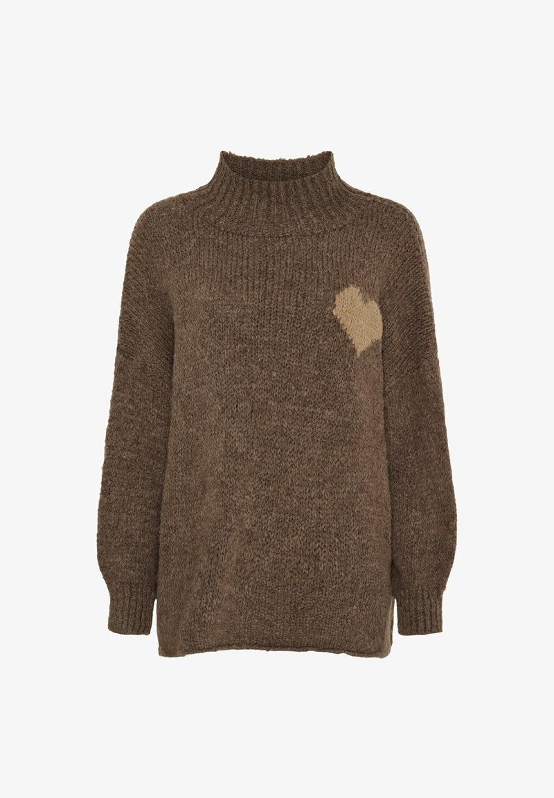 Brun strikket sweater med høj hals, lange ærmer og et lille beige hjerte mønster på forsiden. Tekstureret, løstsiddende design.