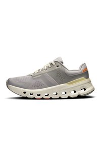 Zapatilla de running gris claro con parte superior de malla, suela de goma y amortiguación CloudTec. Presenta un diseño texturizado y acentos mínimos en color naranja.