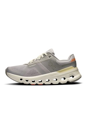 Helle graue Laufschuhe mit Obermaterial aus Mesh, Gummisohle und CloudTec-Dämpfung. Sie verfügen über ein strukturiertes Design und minimale Akzente in Orange.