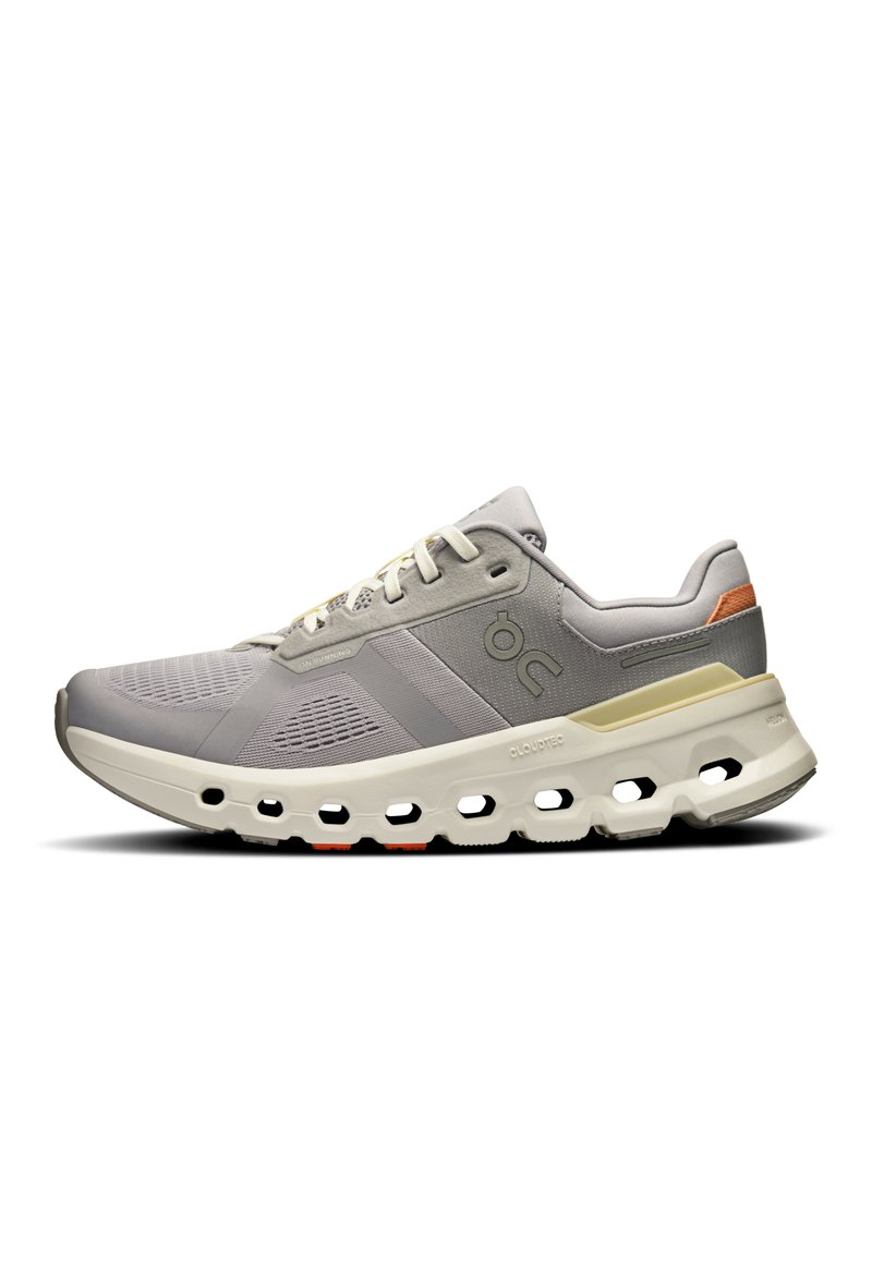 Zapatilla de running gris claro con parte superior de malla, suela de goma y amortiguación CloudTec. Presenta un diseño texturizado y acentos mínimos en color naranja.