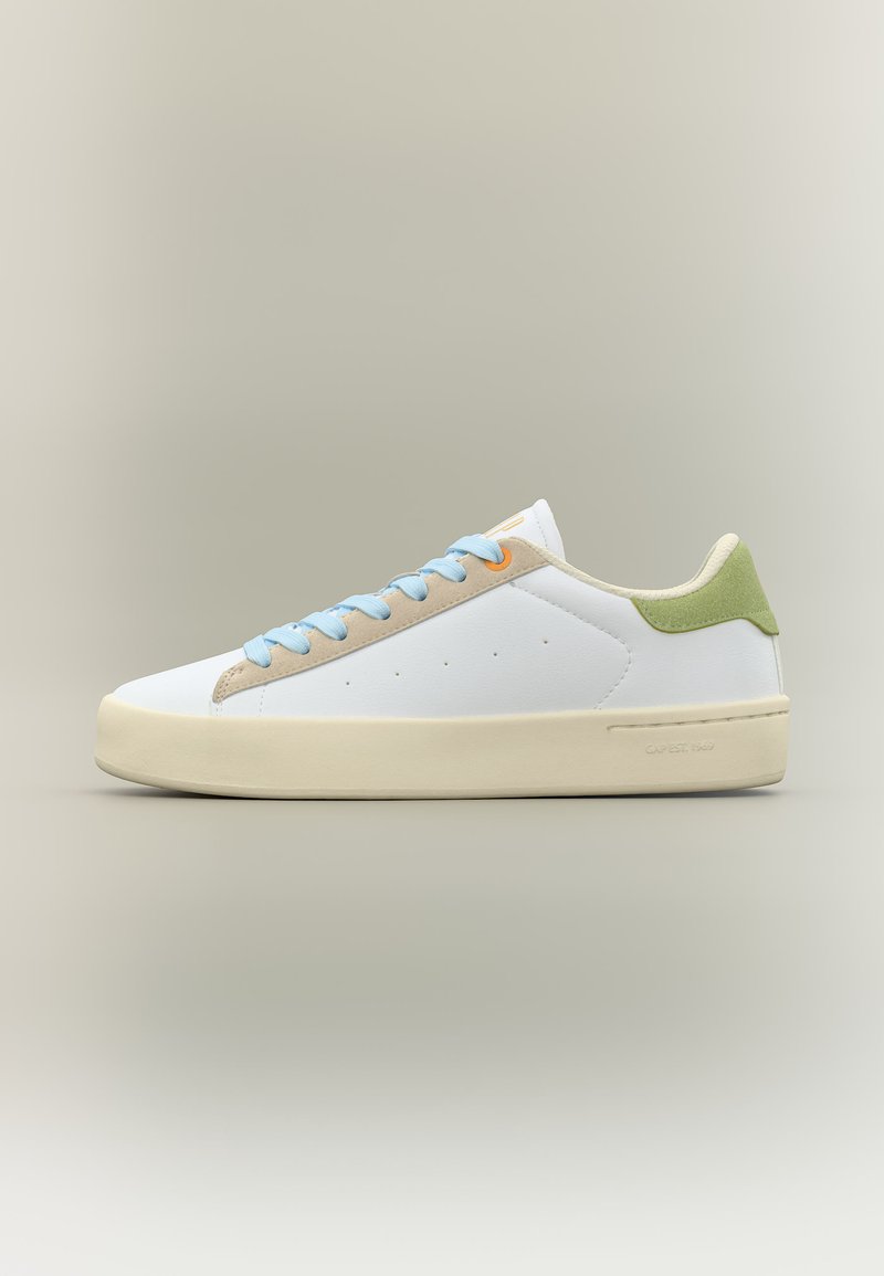 Baskets basses blanches avec des lacets bleu clair, des accents beige, une languette de talon verte et une semelle en caoutchouc blanc cassé sur un fond neutre.