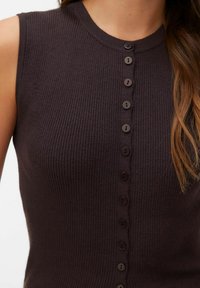 Tmavě hnědý žebrovaný top bez rukávů s kulatým výstřihem a svislým řádkem malých knoflíků vpředu.