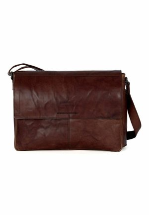 Sac messager en cuir marron foncé avec rabat pliant et bandoulière réglable, montrant une texture subtile et des détails de couture.