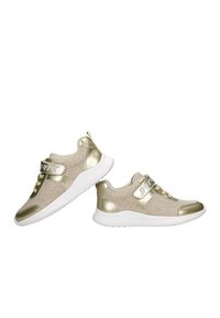 Złote i beżowe sneakersy z teksturowaną cholewką, metalicznymi akcentami, rzepem oraz białą gumową podeszwą z wzorzystym bieżnikiem.
