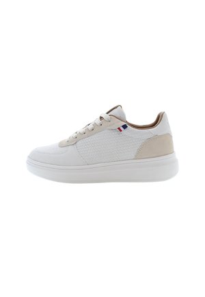 Sneaker bianchi a collo basso con pannello laterale testurizzato, dettagli in suede beige, lacci bianchi e un piccolo etichetta in tessuto rossa, bianca e blu vicino ai lacci.