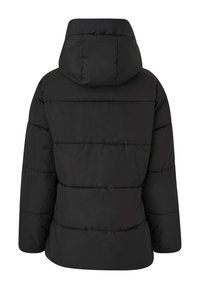 Giacca a vento nera con cappuccio, con un design trapuntato, cuciture orizzontali e una vestibilità leggermente ampia. Texture liscia e aspetto caldo.