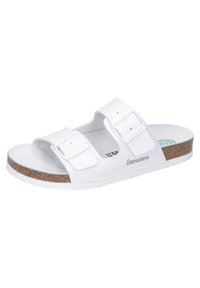 Witte slide sandaal met twee verstelbare banden met gespen, een kurken voetbed en een getextureerde witte buitenzool voor grip en comfort.