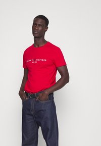 Tommy Hilfiger TOMMY LOGO TEE - T-shirt estampada - blazer red