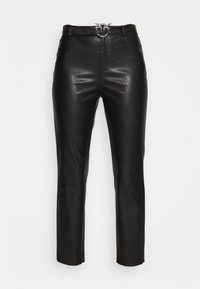 Pantalon en simili cuir noir avec taille haute, coupe slim, et une boucle décorative argentée sur la ceinture à l'avant.