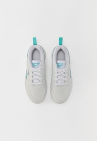 Bijele tenisice s tirkiznim detaljima, dizajn s vezicama, glatki materijal nalik koži i perforacije na prstima. Reebok logo s bočnih strana.