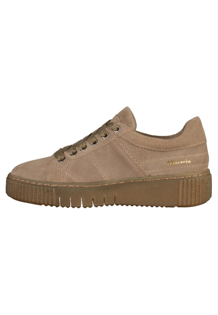 Beige Wildleder-Sneaker mit runder Spitze, dickem strukturiertem Profil und sechs Ösen. Goldenes Logodetail an der Seite und kontrastierende Nähte.