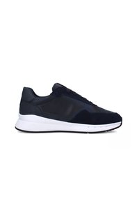 Sneakers blu navy realizzati in pelle e camoscio, con suola in gomma bianca, punta rotonda e chiusura con lacci, arricchiti da sottili perforazioni.