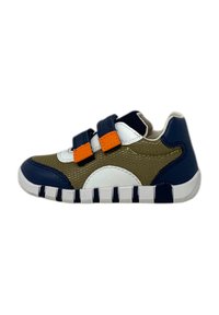 Scarpe da ginnastica per bambini in verde, blu navy e bianco; presentano cinghie in Velcro arancioni, colletto imbottito, corpo testurizzato e suola a righe bianche.