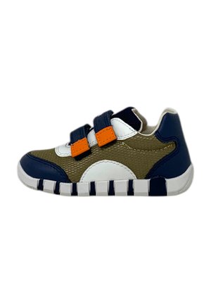 Scarpe da ginnastica per bambini in verde, blu navy e bianco; presentano cinghie in Velcro arancioni, colletto imbottito, corpo testurizzato e suola a righe bianche.