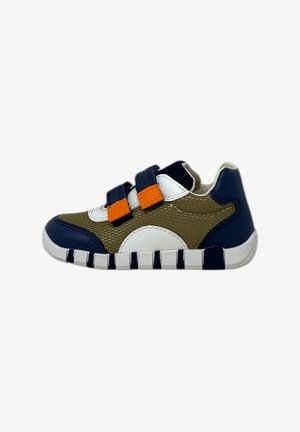 Scarpe da ginnastica per bambini in verde, blu navy e bianco; presentano cinghie in Velcro arancioni, colletto imbottito, corpo testurizzato e suola a righe bianche.