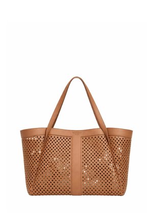 Borsa tote in pelle marrone con perforazioni a forma di diamante e due spallacci, design strutturato, logo del marchio in alto al centro.