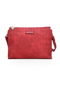 Bolso de mano sintético rojo con un patrón tejido, cierre de cremallera y correa de hombro desmontable. Presenta una etiqueta de marca en la parte delantera.