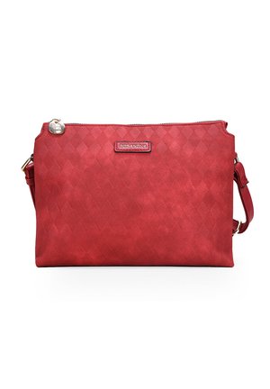 Bolso de mano sintético rojo con un patrón tejido, cierre de cremallera y correa de hombro desmontable. Presenta una etiqueta de marca en la parte delantera.